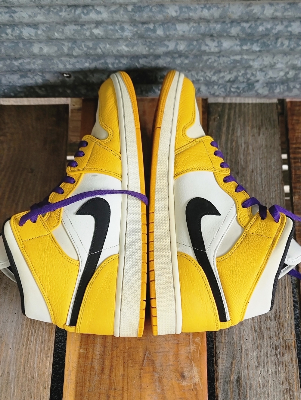 Nike Air Jordan 1 Mid SE Lakers "University Gold/Court Purple"Mens 9.5 - Picture 4 of 15
